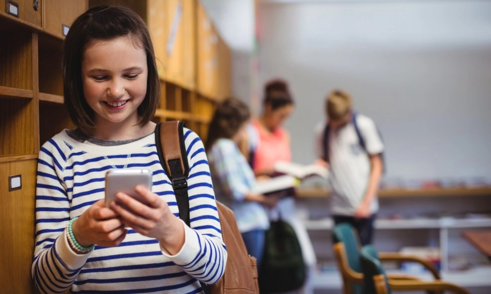 Još jedna EU država zabranjuje korištenje mobitela u školama